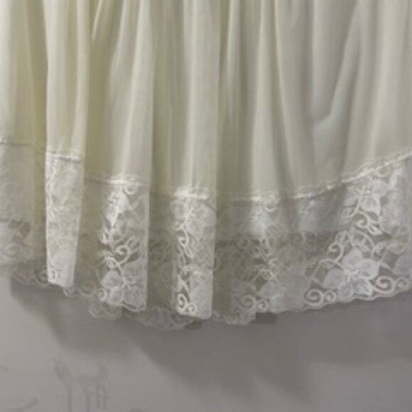 Off white Jacob skirt with lace bottom. - Picture 5 of 13